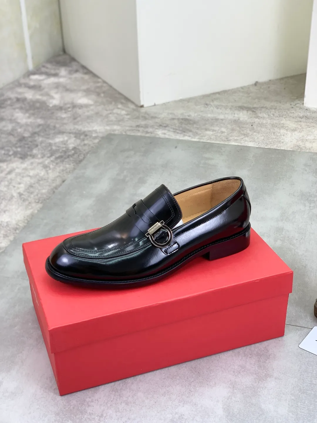 Men's Men's Shoes 💰P562💰[New Style] Water-dyed Niuli 🆘[Salvatore Ferragamo] Ferragamo's latest casual business leather shoes for men! Listed simultaneously! The fabric is made of specially imported original open-edge beaded calfskin, and the interior is made of imported water-dyed cowhide. It is absolutely luxurious and leads the fashion trend. Matching code: 38-44 (45 and 46 can be customized) Black, brown and burgundy colors available